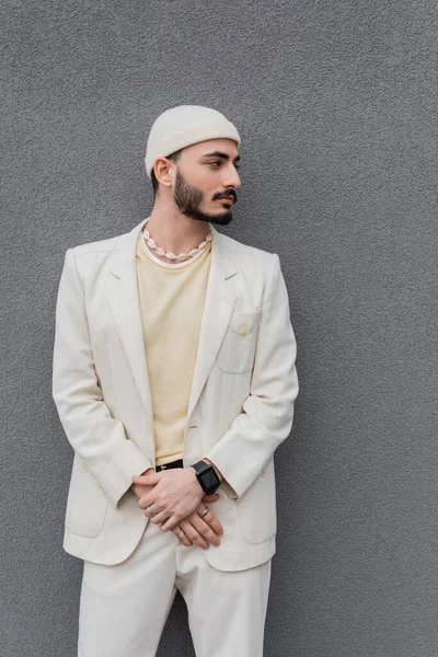 Pria Gay Berpakaian Rapi Dengan Setelan Krem Dan Topi Berdiri — Stok Foto