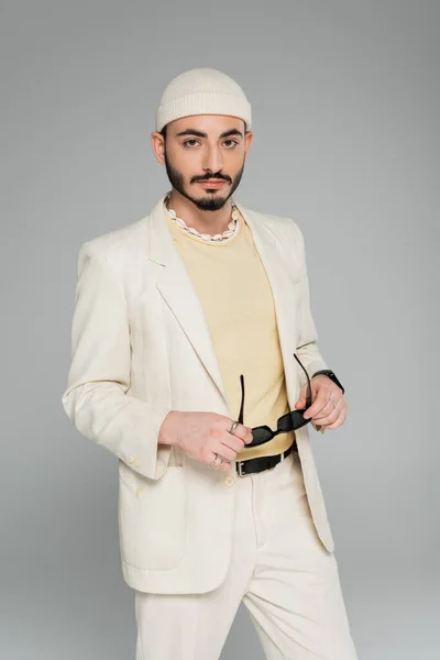 Porträt Eines Stilvollen Schwulen Mannes Anzug Und Hut Der Eine — Stockfoto