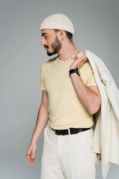 Pandangan Samping Dari Pria Gay Bergaya Topi Memegang Jaket Dan — Stok Foto