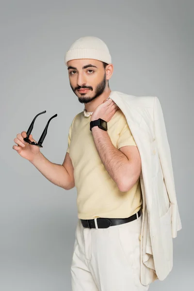 Moda Gay Homem Chapéu Segurando Óculos Sol Jaqueta Isolado Cinza — Fotografia de Stock