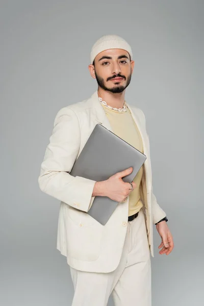 Bien Habillé Homosexuel Homme Costume Tenant Ordinateur Portable Isolé Sur — Photo