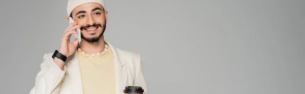 Positieve Homoseksuele Man Praten Smartphone Buurt Van Koffie Gaan Geïsoleerd — Stockfoto