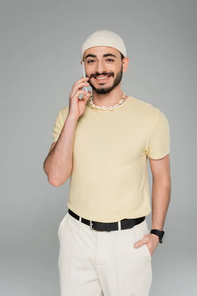 Sonriente Gay Hombre Sombrero Hablando Smartphone Posando Aislado Gris — Foto de Stock