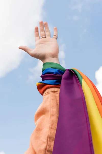 기사보기게 손에는 깃발을 야외에서는 하늘을 배경으로 국제적으로 동성애 혐오증을 반대하는 — 스톡 사진