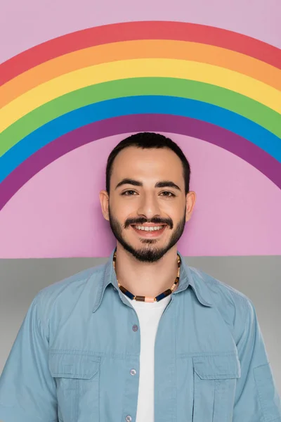 Retrato Sorrindo Gay Homem Olhando Para Câmera Perto Cartaz Com — Fotografia de Stock