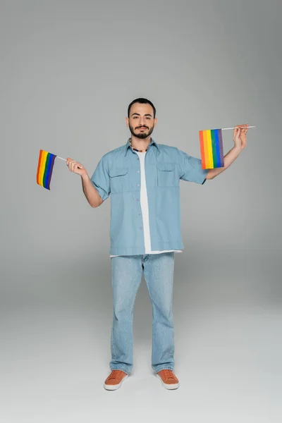 Longitud Completa Hombre Gay Joven Sosteniendo Banderas Lgbt Mientras Está —  Fotos de Stock