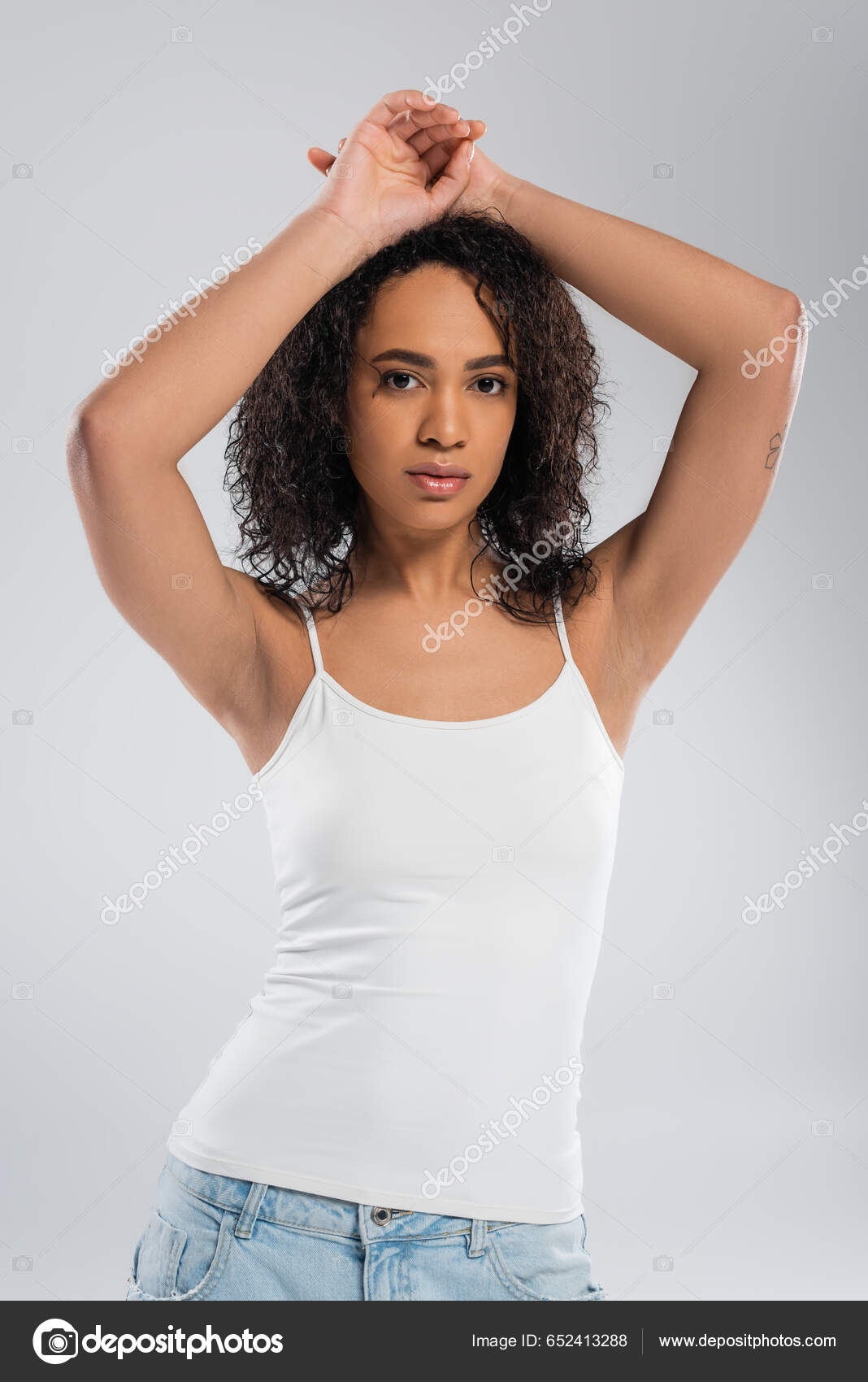 Mulher Americana Africana Morena Top Tanque Branco Posando Com Mãos fotos,  imagens de © IgorVetushko #652413288