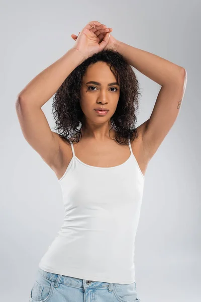 Morena Mujer Afroamericana Camiseta Blanca Posando Con Las Manos Sobre —  Fotos de Stock