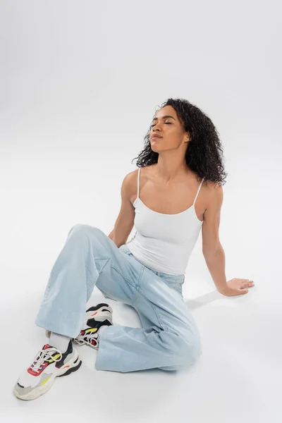 Longitud Completa Joven Afroamericana Mujer Jeans Relajante Con Los Ojos — Foto de Stock