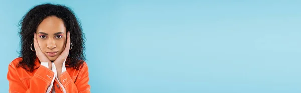 Портрет Довольно Африканской Американки Волнистыми Волосами Брюнетки Касаясь Лица Глядя — стоковое фото