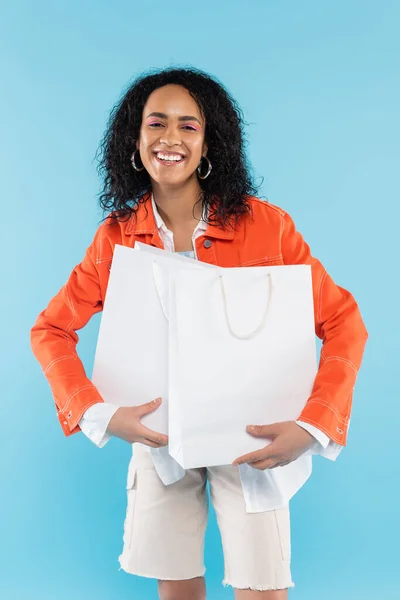 Mujer Afroamericana Moda Con Bolsas Compras Blancas Sonriendo Cámara Aislada — Foto de Stock