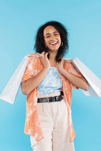 Brünette Afrikanisch Amerikanische Frau Lächelt Die Kamera Und Hält Einkaufstüten — Stockfoto