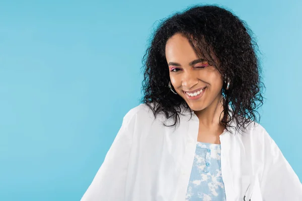 Vrolijk Afrikaans Amerikaanse Vrouw Glimlachen Knipogen Naar Camera Geïsoleerd Blauw — Stockfoto