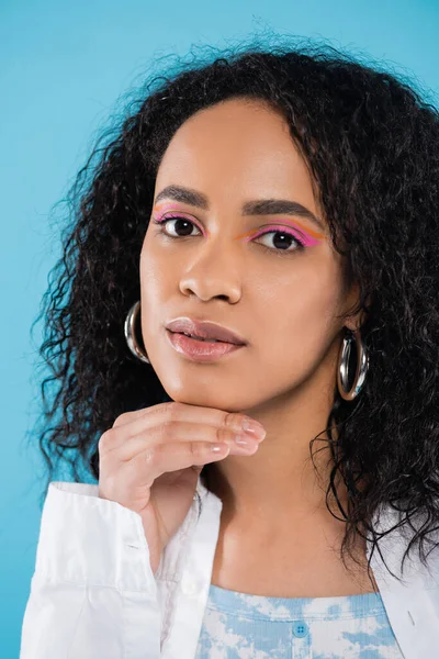 Retrato Morena Afro Americana Com Maquiagem Segurando Mão Perto Queixo — Fotografia de Stock