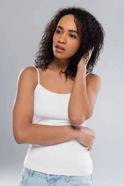 Encantadora Mujer Afroamericana Camiseta Blanca Tocando Pelo Ondulado Mirando Hacia — Foto de Stock