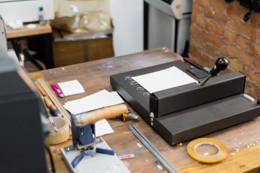 Modern yazdırma merkezindeki kağıt budama makinesinin üstündeki boş kağıdın yüksek açılı görünümü 