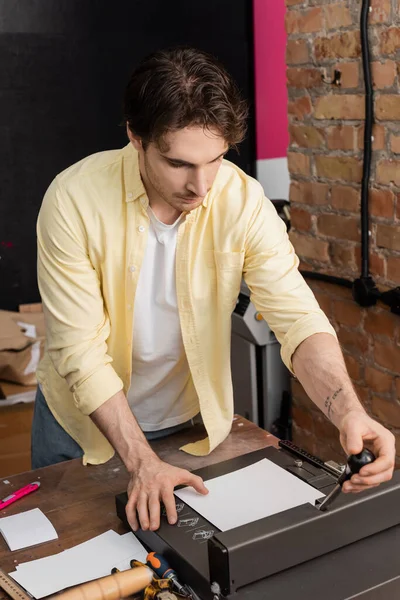 Tattooed Man Using Paper Trimmer Machine Modern Print Center — Stock Photo, Image