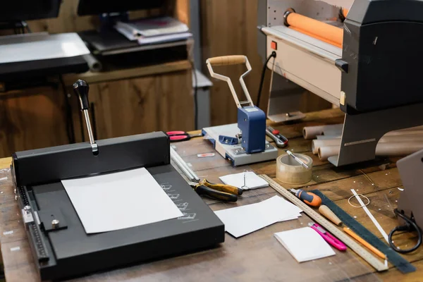 Rohpapier Auf Papierschneidemaschine Neben Verschiedenen Werkzeugen Modernen Druckzentrum — Stockfoto