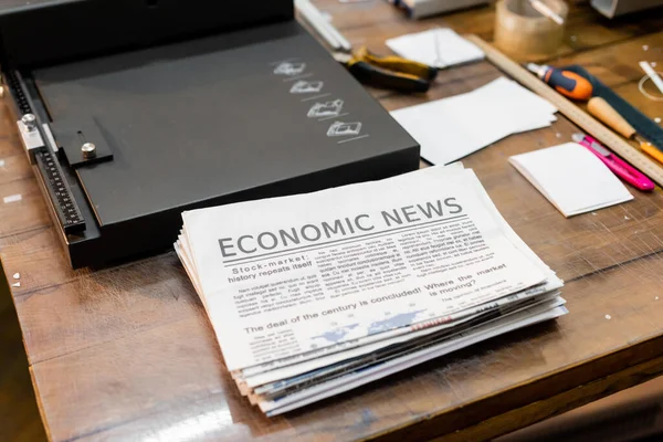 Hoge Hoek Uitzicht Kranten Met Economisch Nieuws Buurt Van Professionele — Stockfoto