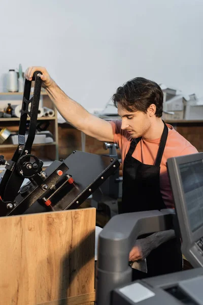 Hombre Delantal Usando Plotter Impresión Profesional Mientras Trabaja Centro Impresión — Foto de Stock