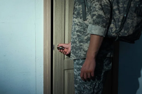Przycięty Widok Żołnierza Kamuflażu Otwierającym Drzwi Domu — Zdjęcie stockowe