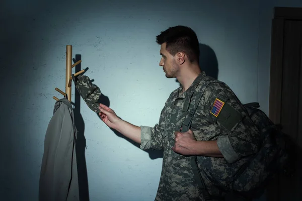 Samping Melihat Orang Militer Amerika Dengan Ransel Tergantung Topi Saat — Stok Foto