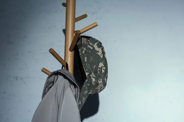 Militer Topi Tergantung Lantai Gantungan Rumah Malam Hari — Stok Foto