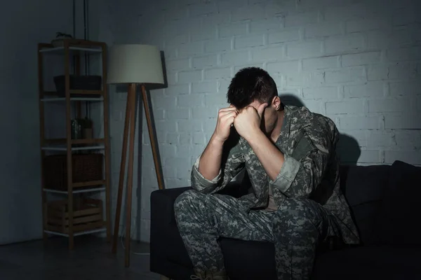 Veterano Militar Uniforme Sofrendo Angústia Emocional Casa Noite — Fotografia de Stock