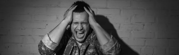 Black White Photo Stressed Military Veteran Screaming While Suffering Post — Stock Photo, Image