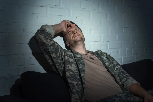Στρατιωτικός Ψυχική Διαταραχή Που Αγγίζει Κεφάλι Ενώ Κάθεται Στον Καναπέ — Φωτογραφία Αρχείου