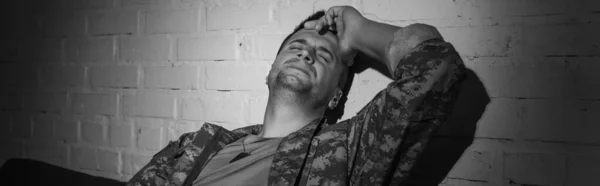 Üniformalı Asker Zihinsel Bölünme Travma Sonrası Stres Bozukluğu Yaşıyor — Stok fotoğraf
