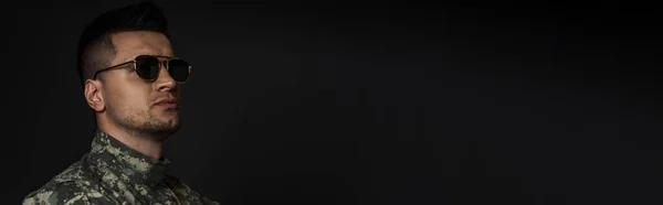 Патриотический Солдат Камуфляжной Форме Солнцезащитных Очках Смотрящий Сторону Изолированный Черном — стоковое фото