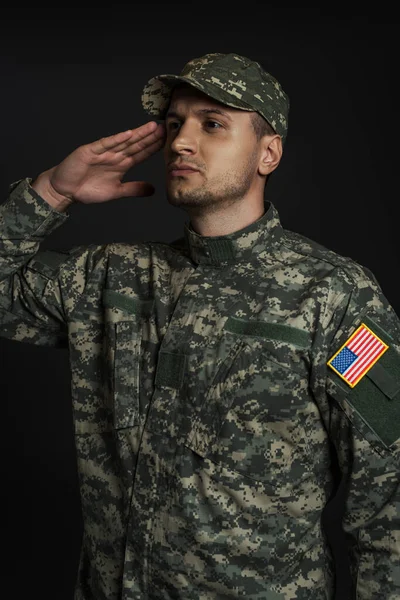 Patriotique Soldat Américain Uniforme Casquette Saluant Isolé Sur Noir — Photo