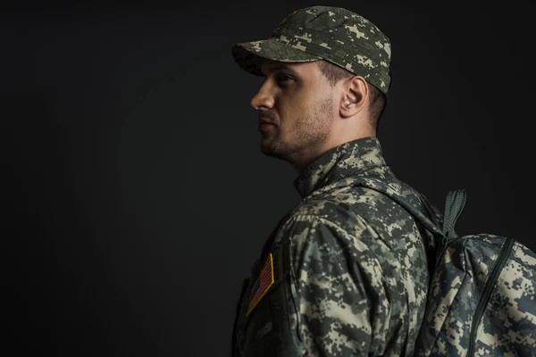 Πατριώτης Στρατιώτης Στολή Καμουφλάζ Στέκεται Σακίδιο Απομονωμένο Μαύρο — Φωτογραφία Αρχείου