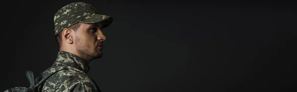 Патриотический Солдат Камуфляжной Форме Стоящий Рюкзаком Изолированным Черном Баннер — стоковое фото