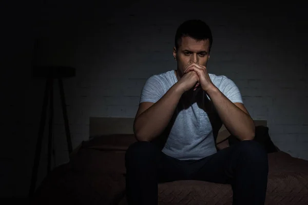 Homem Deprimido Ter Insônia Lutando Transtorno Estresse Pós Traumático — Fotografia de Stock