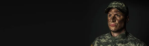 Militaire Man Met Vuil Gezicht Uniform Pet Geïsoleerd Grijs Spandoek — Stockfoto