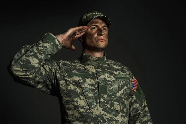 Katonai Egyenruhás Hazafias Katona Tiszteleg Miközben Elszigetelve Áll Szürkén — Stock Fotó