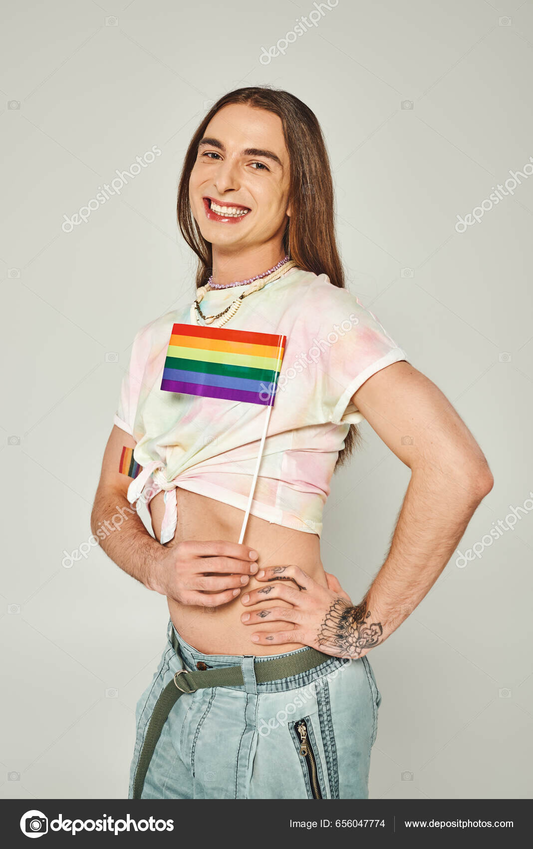 Gai Gay Homme Avec Tatouage Les Cheveux Longs Debout Avec image libre de  droit par IgorVetushko © #656047774
