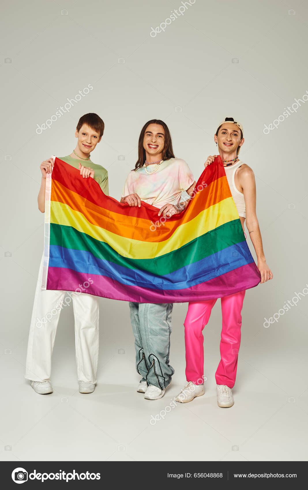 Forskelligartet Gruppe Positive Venner Farverige Tøj Der Regnbue — Stock-foto © IgorVetushko #656048868