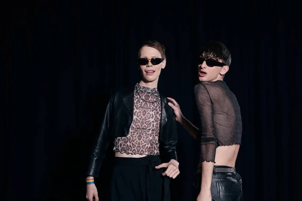 Trendy Jonge Homoseksuele Vrienden Zonnebrillen Feestkleding Poseren Tijdens Lgbt Trots — Stockfoto