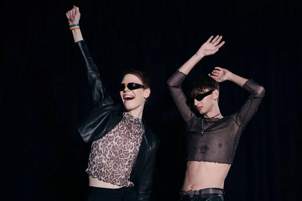 Aufgeregt Und Stilvoll Homosexuelle Freunde Sonnenbrille Und Partykleidung Tanzen Während — Stockfoto
