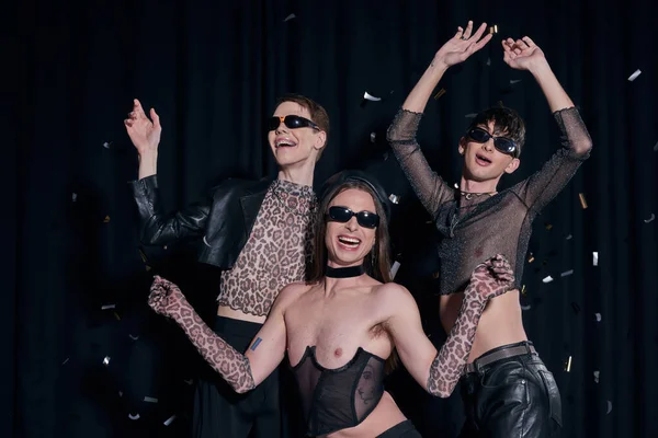 Веселое Гомосексуальное Сообщество Модных Нарядах Вечеринок Танцует Падающими Конфетти Празднуя — стоковое фото