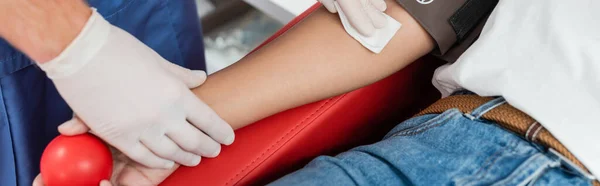 医学实验室 密闭等地 医生手持无菌酒精垫和多种族捐献者的擦拭手臂 在献血前手持橡皮球的局部图像 — 图库照片