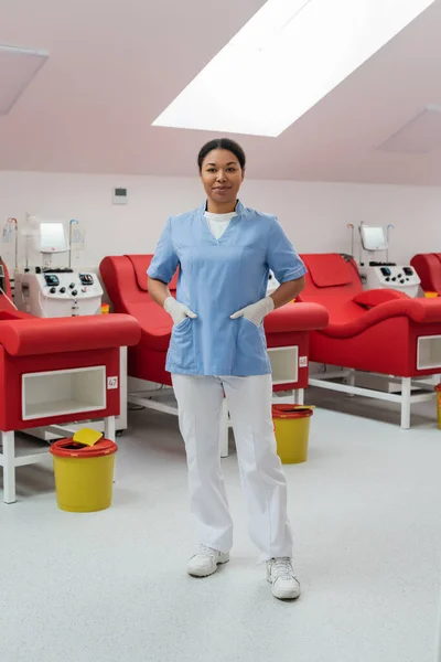 Positive Multirassische Krankenschwester Latexhandschuhen Mit Händen Uniformtaschen Der Nähe Von — Stockfoto