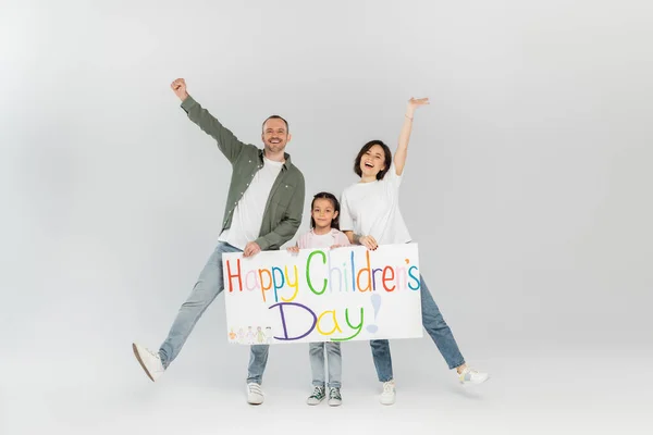 Full Length Excited Parents Casual Clothes Looking Camera While Holding — Stock Photo, Image