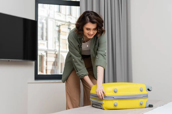 Reisende Hotelzimmer Lächelnde Frau Mit Welligem Brünetten Haar Beim Auspacken — Stockfoto