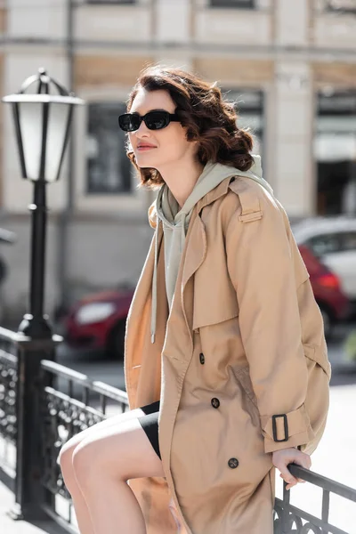 Happy Beautiful Woman Dark Stylish Sunglasses Beige Trench Coat Grey — Stock Photo, Image
