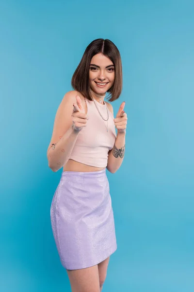 Positivity Tattooed Young Woman Short Hair Tank Top Skirt Smiling — Stock Photo, Image