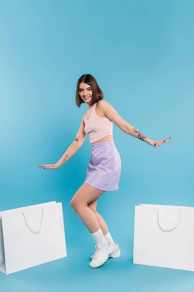 Pozitiflik Yaz Modası Alışveriş Çılgınlığı Burun Piercingli Genç Kadın Mavi — Stok fotoğraf
